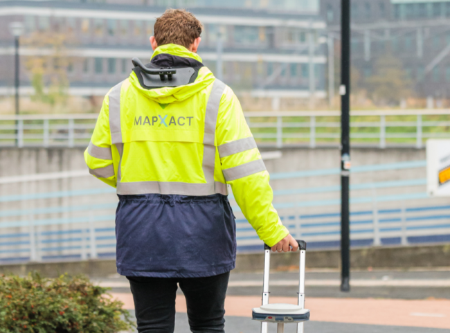 case-revisie-mapxact Revisiemeting van man met gele jas en MapXact logo